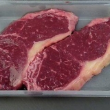 Påføring af en tør marinade på bøf