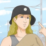 Iført bøttehat