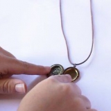 Lægger et foto i en medaljon