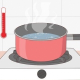 Laver en ansigtsbehandling med damp