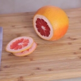 Skæring af en grapefrugt