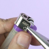 Lader en stor flamme komme ud af en lighter