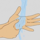 Giver hovedmassage