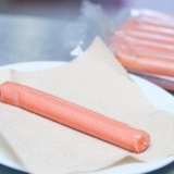 Varm en hotdog op i mikrobølgeovnen