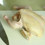 Skær en kylling i kvarte
