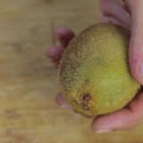 Skræl en kiwi