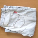 At lave shorts af jeans