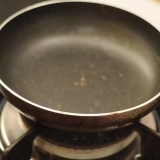 Lav en let omelet med tre æg