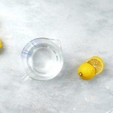 Rengøring af en mikrobølgeovn med en citron