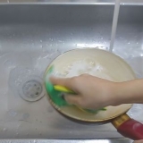 Rengøring af en pande med non-stick belægning