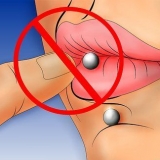 Rengøring af en piercing