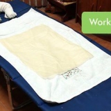 Giver en rygmassage