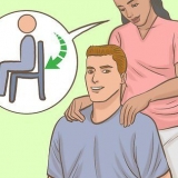 Giver en skuldermassage