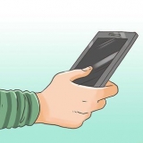 Foretag et telefonopkald med en dreng