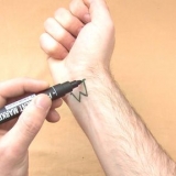 Sådan laver du en midlertidig tatovering med en highlighter