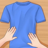Syning af en t-shirt