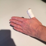 Læg en bandage omkring tommelfingeren
