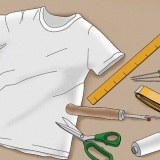 Klipning af en v-hals i en t-shirt