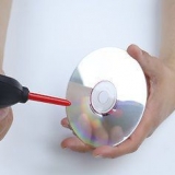 Rengøring af en snavset cd