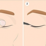 Påføring af eyeliner på overhængende øjenlåg: nemme makeuptip