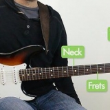 Spiller på guitaren