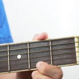 At spille bm-akkorden på en guitar