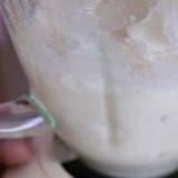 At lave is med mælk i en blender