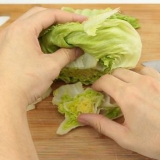 Skæring af isbjergsalat