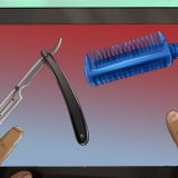 Klipper dit hår med en barbermaskine
