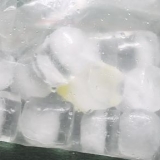 Fjern tyggegummi fra tæppet