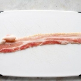 At lave pølser pakket ind i bacon