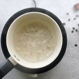Sætter kaffe på komfuret