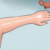 Påfør lotion på ryggen
