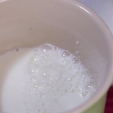 Skum mælk i hånden til en cappuccino