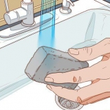 Fjernelse af metalstriber fra en toiletskål i porcelæn