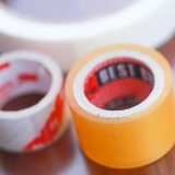 At lave falske negle med tape
