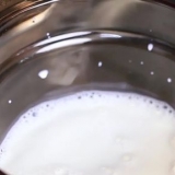 Fremstilling af paneer (indisk ost)