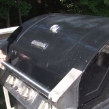 Bagning af pizza på grillen