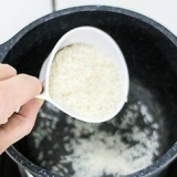Kogning af ris i hønsefond