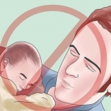 Sover med en nyfødt baby