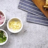 Fremstilling af sauce til fiskeboller (gadestil)