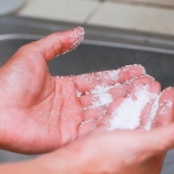 Få superlim fra hænderne med salt