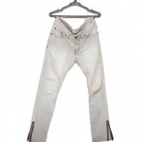Iført skinny jeans
