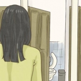 Poop stående på et toilet