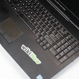 Fjern klistermærker fra en bærbar computer