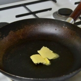 Steg svinekotelet på komfuret