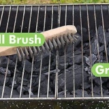 Stegning af fisk på en grill