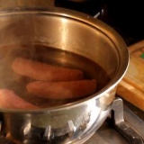 Grillning af pølse på grillen