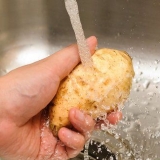 Madlavning af yams på komfuret