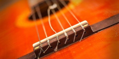 Udskiftning af strenge på en klassisk guitar